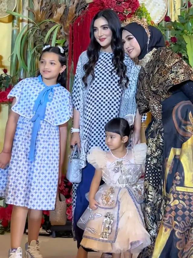 Publik Figure Kenakan Wastra Nusantara saat Hadir Ulang Tahun Mewah Ria Ricis dan Moana.