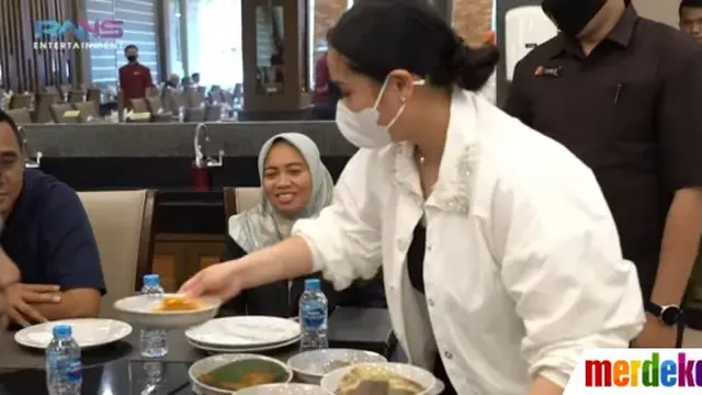Nagita Slavina di Restoran Padang
