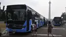 Pengunjung saat akan menaiki Bus transjakarta bermerek Scania di Silang Monas, Jakarta, Senin (22/6/2015). Sebanyak 20 unit bus transjakarta bermerek Scania yang diluncurkan  tepat di HUT ke-488 DKI Jakarta. (Liputan6.com/Herman Zakharia) 