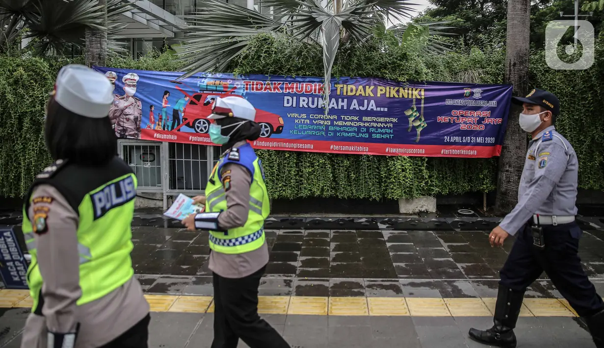 Polisi bersama petugas Dishub saat melakukan sosialisasi larangan mudik kepada pengguna jalan di kawasan Bundaran HI, Jakarta, Rabu (6/5/2020). Sosialisasi tersebut dilakukan demi memutus mata rantai penyebaran virus corona COVID-19 dari satu wilayah ke wilayah lain. (Liputan6.com/Faizal Fanani)