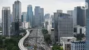 Suasana proyek pembangunan LRT Jabodebek di kawasan Jalan Gatot Soebroto, Jakarta, Senin (3/2/2020). Pembangunan LRT yang ditargetkan selesai Juli 2021 mundur dari jadwal dan dipercepat penyelesaiannya pada Desember 2021. (Liputan6.com/Fery Pradolo)