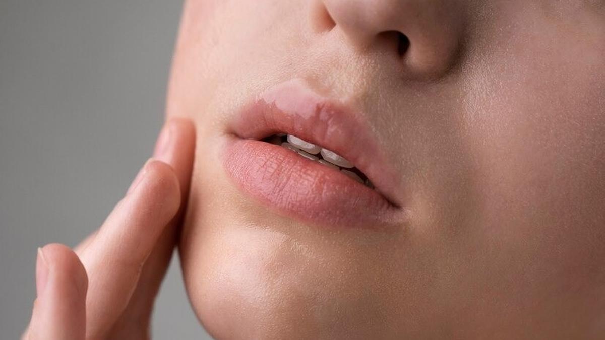 Cara Mencerahkan Bibir Gelap Secara Alami dengan Timun, Coba di Rumah
