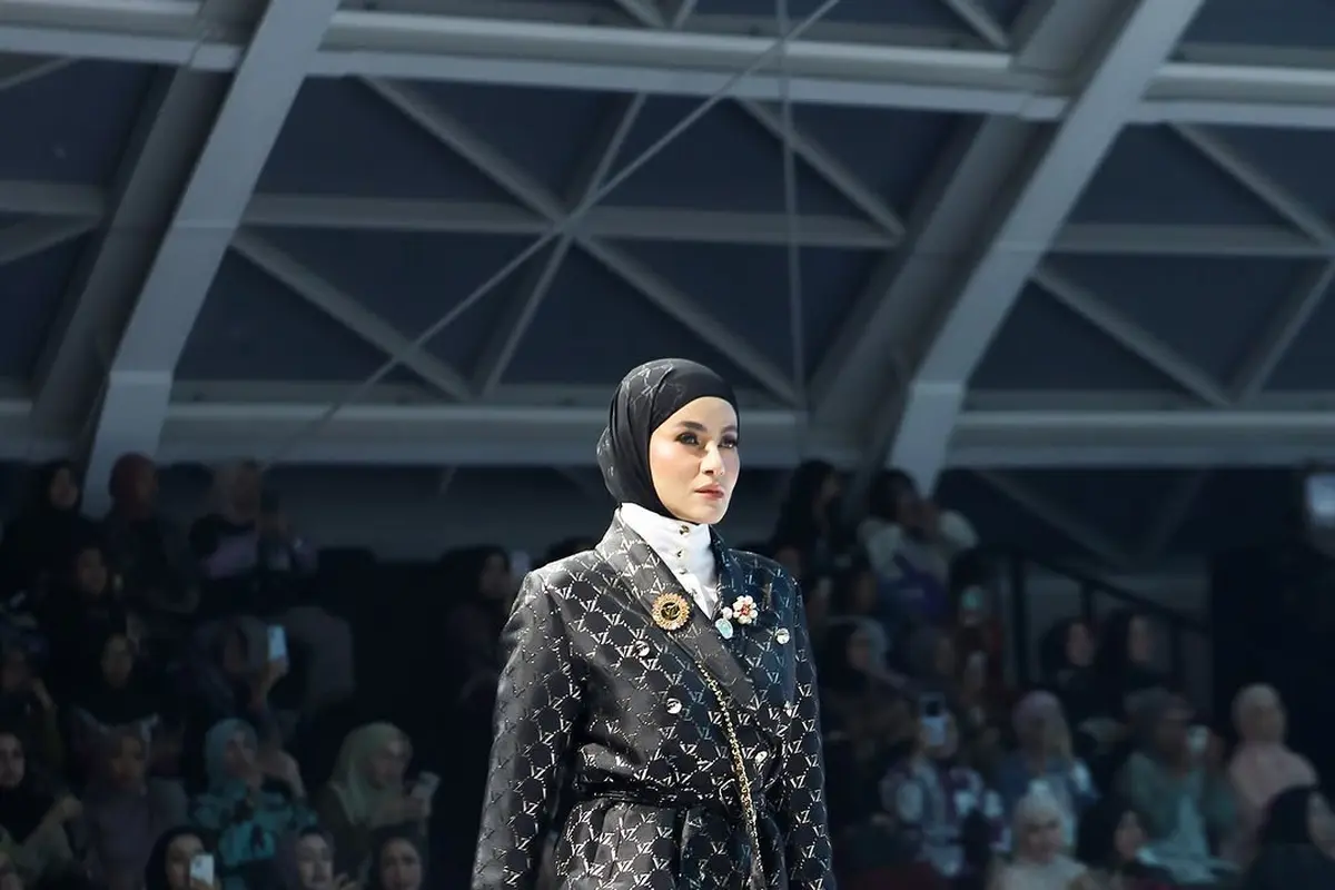 6 Potret Olla Ramlan Tampil Berkelas saat Melenggang sebagai Muse di Fashion Show Vivi Zubedi