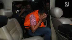 Direktur PT Navy Arsa Sejahtera, Mujib Mustoda penyuap Dirut Perum Perindo, Risyanto Suanda menutupi wajahnya usai menjalani pemeriksaan 1x24 jam oleh penyidik terkait kasus suap izin kuota impor jenis ikan frozen pacific mackerel di Gedung KPK, Jakarta, Rabu (25/9/2019). (merdeka.com/Dwi Narwoko)
