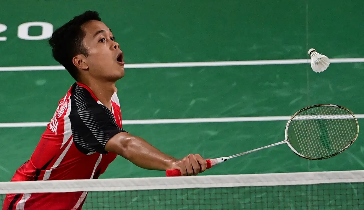 Tunggal putra Indonesia Anthony Sinisuka Ginting bertanding melawan Gergely Krausz dari Hungaria pada laga pertama cabang bulu tangkis tunggal putra Grup J Olimpiade Tokyo 2020 di Musashino Forest Plaza, Tokyo, Minggu (25/7/2021).  Anthony Ginting menang 21-13 dan 21-8. (Pedro PARDO/AFP)