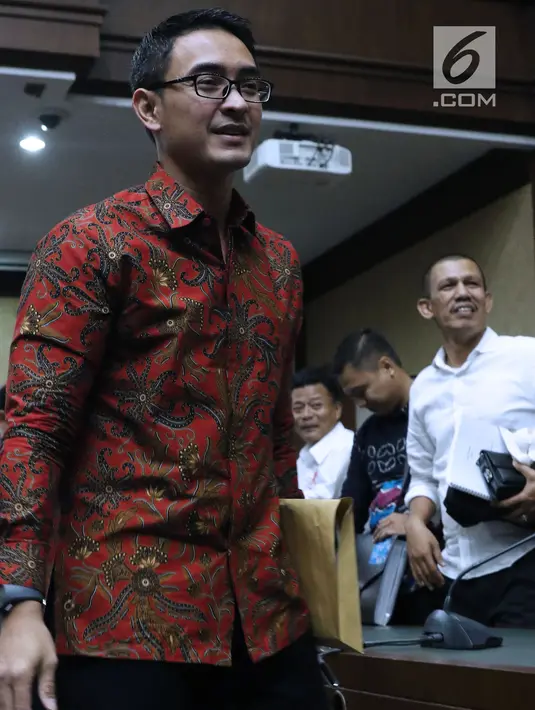 Terdakwa dugaan gratifikasi dan suap pengesahan APBD Provinsi Jambi, Zumi Zola usai sidang lanjutan di Pengadilan Tipikor, Jakarta, Kamis (22/11). Sidang beragenda pembacaan nota pembelaan terdakwa. (Liputan6.com/Helmi Fithriansyah)