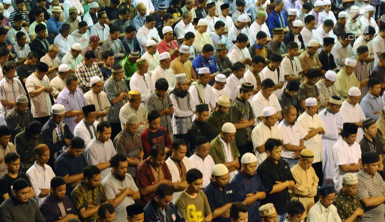 Umat muslim memenuhi ruang utama Masjid Istiqlal jelang salat sunah gerhana atau salat khusuf, Jakarta, Rabu (31/1). Ribuan umat muslim melaksanakan salat sunah gerhana atau salat khusuf di Masjid Istiqlal. (Liputan6.com/Helmi Fithriansyah)