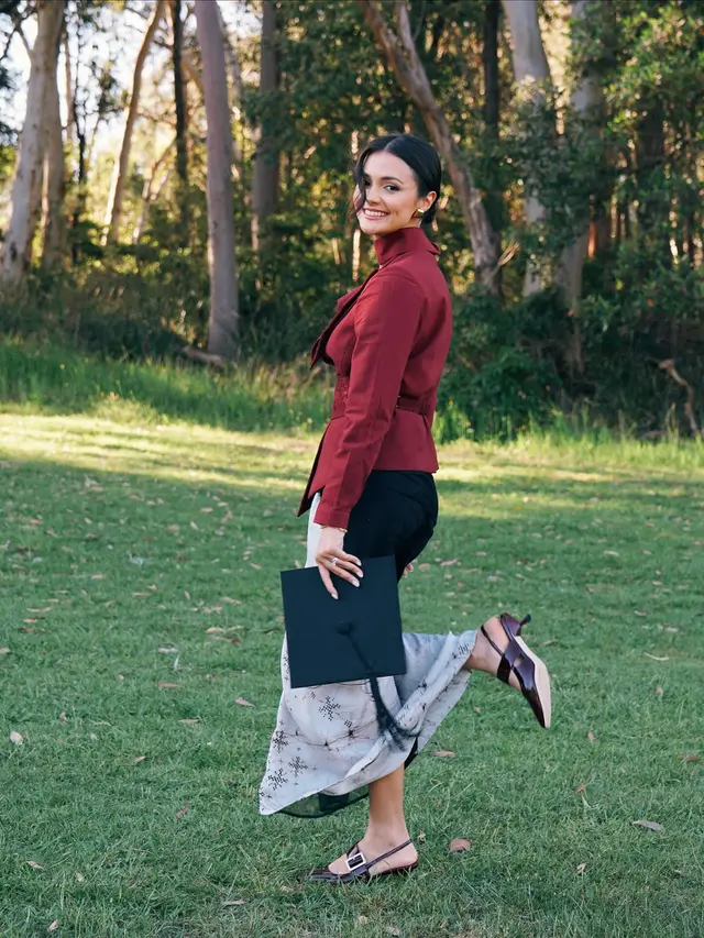 Tanpa Kebaya, Amanda Rawles Tampil Menyala dengan Blouse Merah Saat Wisuda di Sydney
