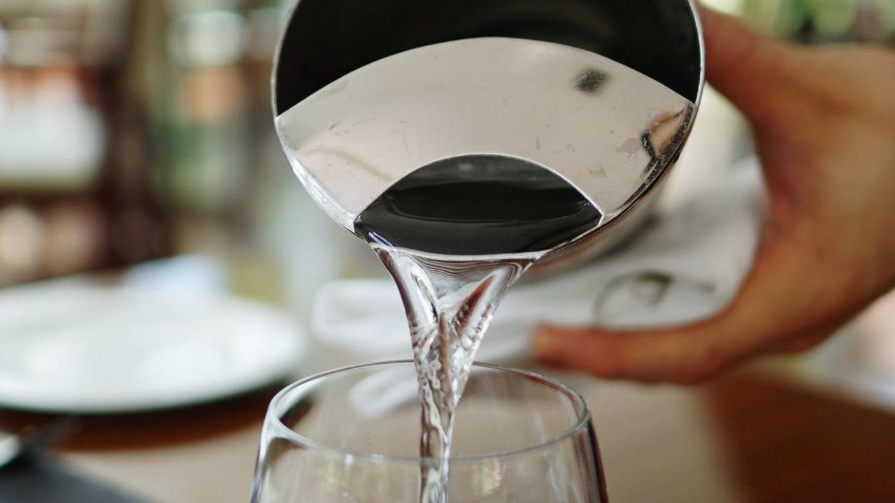 Beberapa orang mungkin masih percaya bahwa minum air putih setelah teh atau kopi dapat mengganggu pencernaan. Tetapi benarkah demikian?