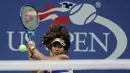 Petenis Jepang, Naomi Osaka mengembalikan bola ke arah petenis Jerman, Angelique Kerber pada putaran pertama AS Terbuka 2017 di New York, Selasa (29/8). Naomi Osaka sukses mempermalukan unggulan keenam dengan kemenangan 6-3, 6-1. (AP/Frank Franklin II)