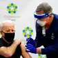 Presiden terpilih Joe Biden menerima dosis kedua dari vaksin virus corona di ChristianaCare Christiana Hospital di Newark, Delaware, pada 11 Januari 2021. (Foto: AP / Susan Walsh)