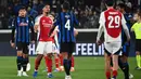 Pemain Atalanta dan Arsenal saling bersalaman usai matchday 1 League Phase Liga Champions 2024/2025 di stadion Atleti Azzurri d'Italia, Bergamo pada Kamis 19 September 2024 atau, Jumat (20/9/2024) dini hari WIB. (Isabella BONOTTO/AFP)