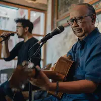 Adera dan ayahanda, Ebiet G.Ade bawakan lagu lama "Untuk Kita Renungkan" (dok Musica Studios)