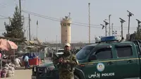 Petugas berjaga di dekat markas militer di timur Afghanistan, lokasi ledakan. (The Hans India)