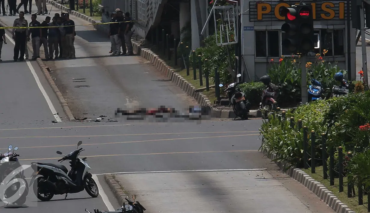 Sejumlah korban tergeletak di jalan di lokasi tempat pengeboman di Sarinah, Jakarta, Kamis (14/1/2016). Hingga saat ini polisi kondisi di lokasi masih menegangkan. (Liputan6.com/Angga Yuniar)