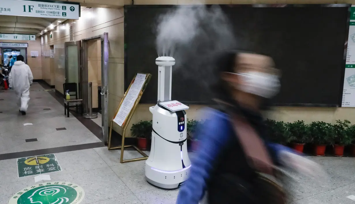Sebuah robot pintar melakukan disinfeksi di ruang rawat jalan Rumah Sakit Renmin Universitas Wuhan di Wuhan, Provinsi Hubei, China, 16 Maret 2020. Robot pintar itu mampu melakukan pekerjaan disinfeksi secara otomatis di sejumlah lokasi yang telah ditentukan satu per satu. (Xinhua/Shen Bohan)