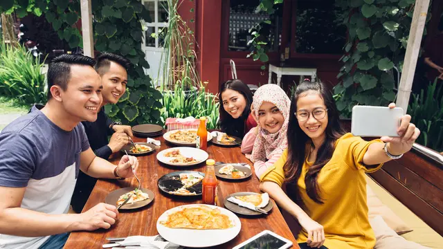 Ilustrasi Buka Bersama