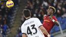 Penyerang AS Roma Tammy Abraham berebut bola dengan bek Spezia, Dimitris Nikolaou pada pekan ke-17 Liga Italia 2021/2022 di Olimpico, Selasa (14/12/2021) dini hari WIB. AS Roma berhasil mendulang tiga poin setelah mengalahkan Spezia dengan skor 2-0. (Alfredo Falcone/LaPresse via AP)