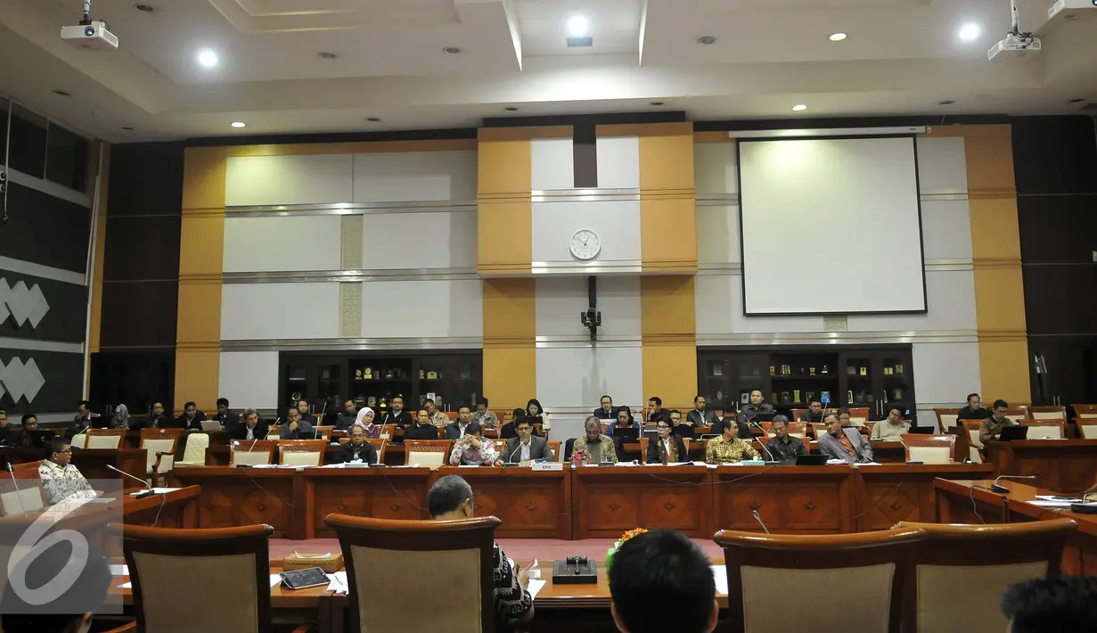 Suasana rapat dengar pendapat (RDP) dengan Komisi III DPR di Gedung Nusantara II, Kompleks Parlemen Senayan, Jakarta, Rabu (15/6). Rapat tersebut membahas laporan hasil Audit kasus RS. Sumber Waras. (Liputan6.com/Johan Tallo)