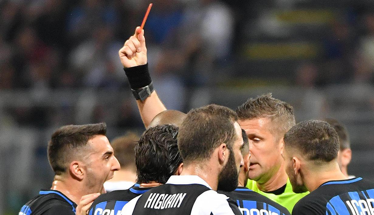 Gelandang Inter Milan, Matias Vecino, mendapat kartu merah saat melawan Juventus pada laga Serie A di Stadion Giuseppe Meazza, Sabtu (28/4/2018). Inter Milan takluk 2-3 dari Juventus. (AP/Daniel Dal Zennaro)