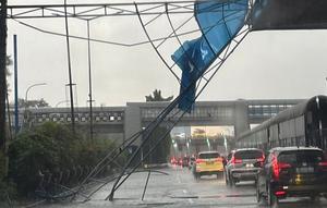 Hujan deras yang disertai angin kencang yang melanda Jakarta membuat rangka papan iklan di area Gerbang Tol Halim 2 Jalan Tol Dalam Kota roboh. (Foto: Jasa Marga).
