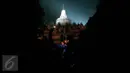 Seorang wisatawan menyalakan lilin dengan latar belakang Candi Borobudur saat dilaksanakan program Earth Hour atau peringatan Hari Bumi oleh WWF, UNESCO dan Balai Konservasi Borobudur, Magelang, Jawa Tengah, Sabtu (19/3) malam. (Foto: Boy Harjanto)