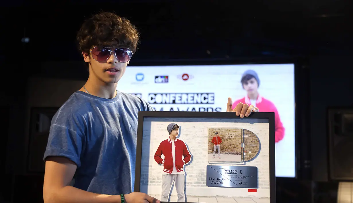 Penyanyi asal Inggris, Harris J baru saja mendapatkan penghargaan Platinum dari Warner Music Indonesia. Keberhasilannya meraih penghargaan lantaran penjualannya lebih dari Rp 1 miliar. (Nurwahyunan/Bintang.com)