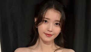 IU saat Hadir APAN Star Awards 2025. [@dlwlrma]