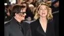 Di acara premier film 'Mortdecai', Johnny Depp dan Amber Heard tampil senada serba hitam, London, Senin (19/1/2015). (AFP PHOTO/Leon NEAL)