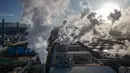 Foto udara yang diambil pada tanggal 18 April 2025 menunjukkan kepulan asap di Weda Bay Industrial Park (WBIP), pusat pengolahan dan peleburan nikel, di Lelilef Sawai, Halmahera Tengah, Maluku Utara. (Foto oleh AFP)