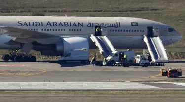 Pesawat Saudi Arabian Airlines penerbangan SVA 226 terisolasi di landasan setelah penumpang dan kru dievakuasi menyusul ancaman bom, di bandara Barajas di Madrid, Spanyol, Kamis (4/2/2016). (REUTERS/Sergio Perez)