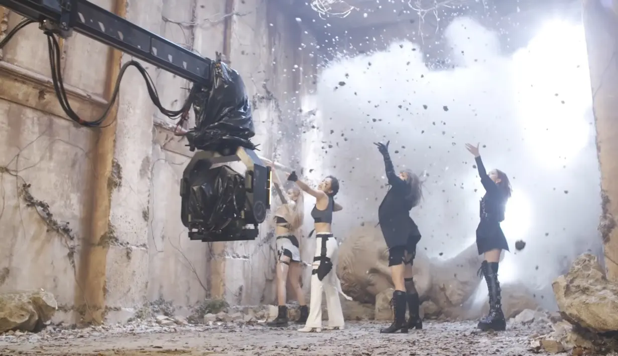 Adegan utama dalam musik video di mana ke-empat member BLACKPINK melakukan gerakan ikoniknya dilengkapi efek reruntuhan di belakangnya. (Sumber: YouTube/BLACKPINK)