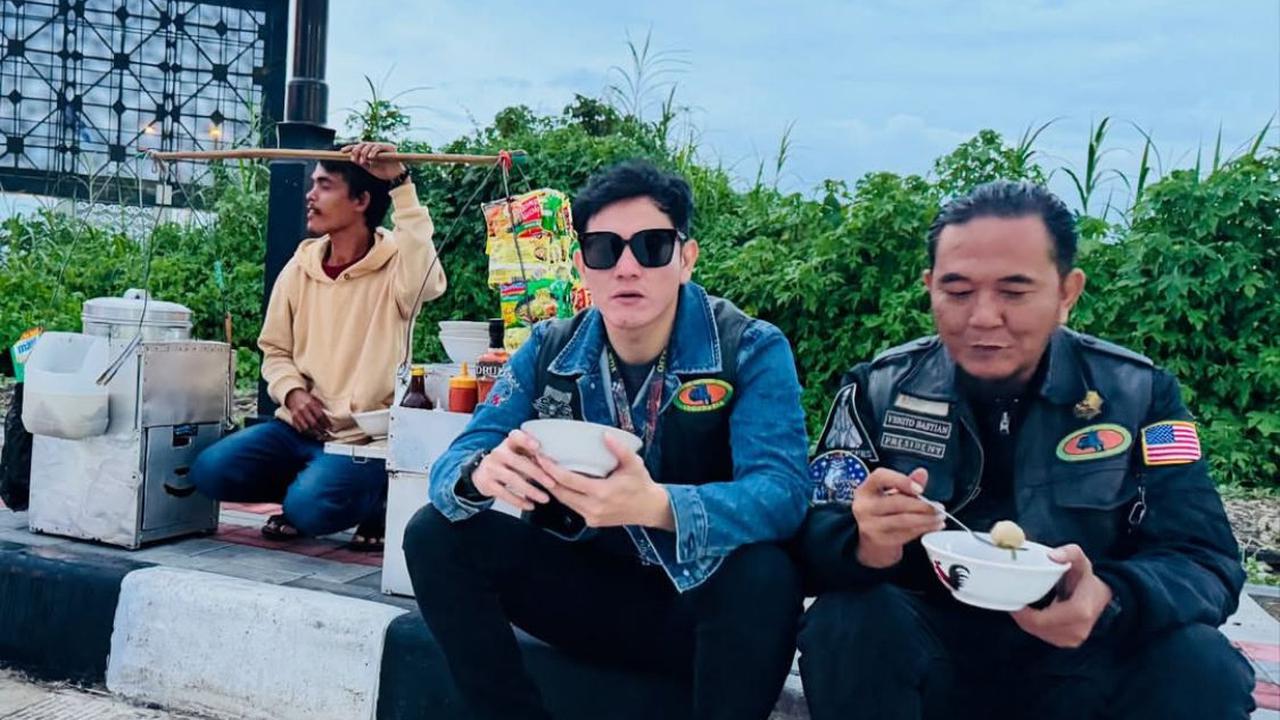 Keseruan Vino G. Bastian Makan Cuanki, Inspirasi Kesederhanaan di Tengah Gemerlap