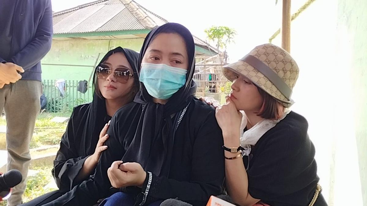 Vega Darwanti Ungkap Keinginan Terakhir Mendiang Ibu: Beli Ambulans untuk Disumbangkan