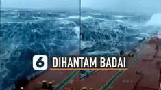 Nampak barang-barang yang ada di bagian luar kapal terseret air laut yang masuk.