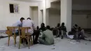 Para korban yang berhasil diselamatkan kini ditampung di sebuah kantor polisi di Al-Beheira, Mesir, Kamis (22/9). Pihak militer Mesir mengatakan sejauh ini ada 163 orang korban selamat. (REUTERS/Mohamed Abd El Ghany)