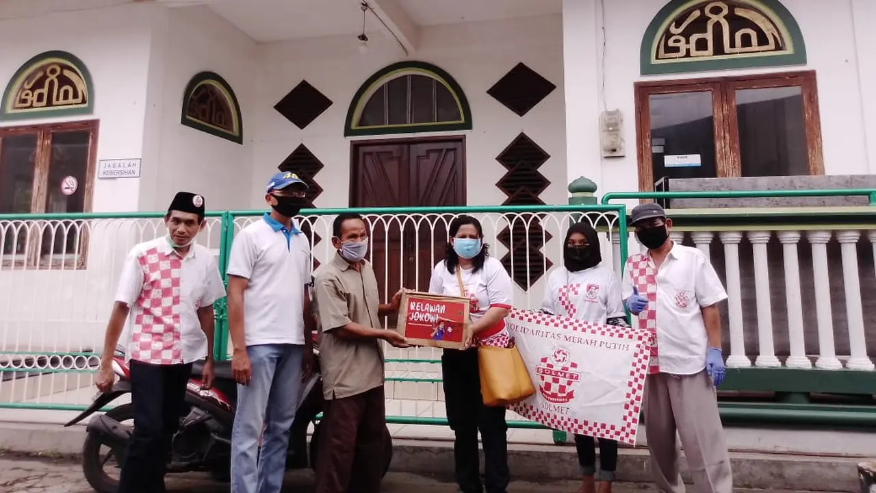 Relawan Solmet membagikan bantuan sembako untuk terdampak corona di Bekasi.