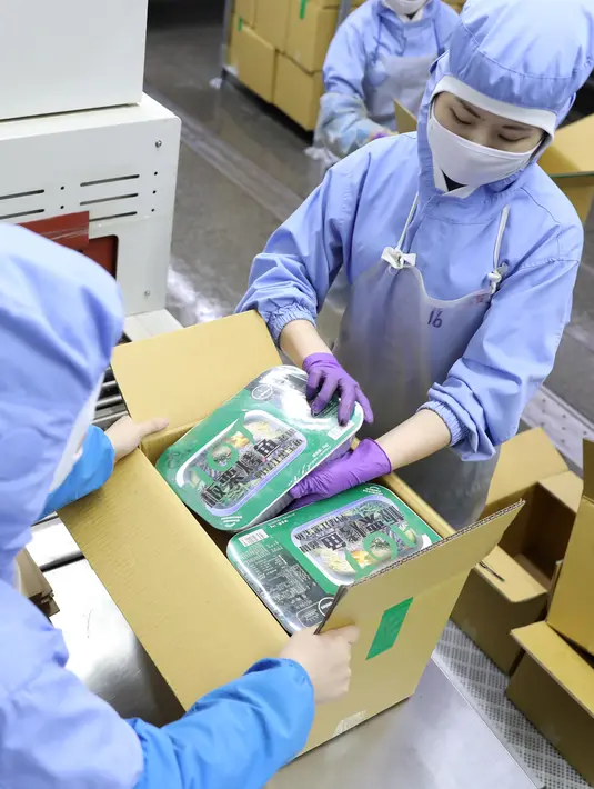 Pekerja mengemas produk ikan di pabrik sebuah perusahaan makanan di Donggang, Liaoning, China, 10 September 2020. Perusahaan-perusahaan produk ikan di Donggang sedang mengembangkan sejumlah produk olahan baru dan memperluas saluran pemasaran untuk memastikan penjualan mereka. (Xinhua/Yao Jianfeng)