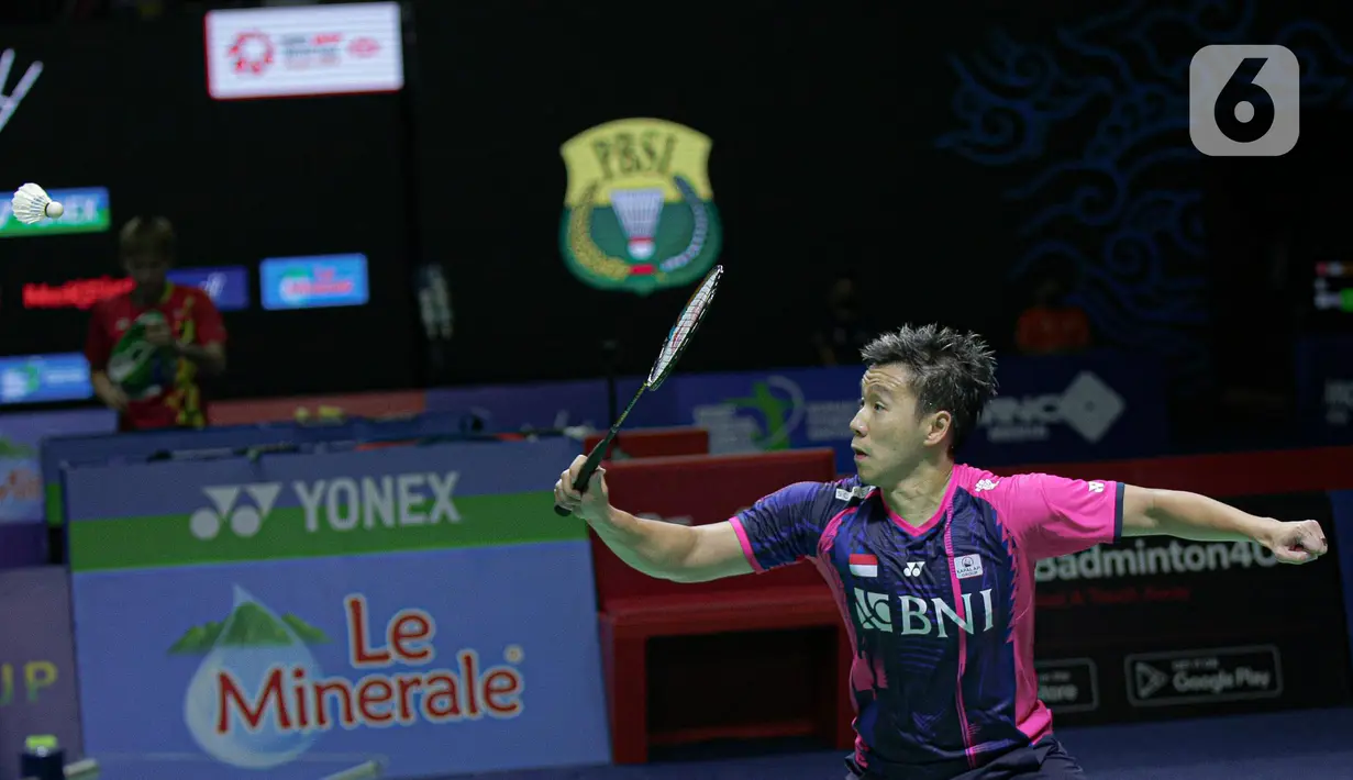 Ganda putra Indonesia Marcus Gideon dan Kevin Sanjaya (tak terlihat) saat bertanding melawan pasangan Korea Selatan Kang Min-hyuk/Seo Seung-jae pada babak 16 besar Indonesia Open 2022 di Istora Senayan, Jakarta Pusat, Kamis (16/6/2022). Kevin/Marcus terhenti di babak 16 besar setelah kalah 14-21, 12-21. (Liputan6.com/Faizal Fanani)