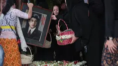 Sejumlah keluarga dan pelayat mengikuti prosesi pemakaman Guruh Soekarnoputra di TPU Karet Bivak, Jakarta Pusat, Sabtu (26/9/2026). Putra bungsu Presiden pertama RI Soekarno tersebut dimakamkan di area pemakaman keluarga, tepat di samping pusara ibundanya, Fatmawati. (KLY/Budy Santoso)