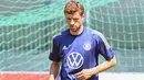 Pemain Jerman Thomas Mueller melakukan pemanasan saat sesi latihan di pusat olahraga BVSC, Budapest, Hungaria, 13 Juni 2022. Jerman akan menghadapi Italia pada pertandingan sepak bola UEFA Nations League. (Attila KISBENEDEK/AFP)