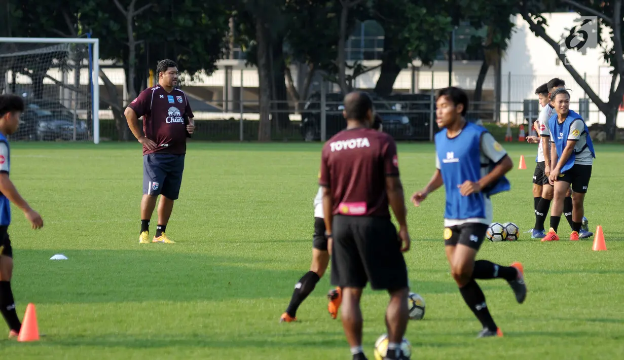 Pelatih Timnas Thailand U-23. Worrawoot Srimakha saat memimpin latihan di Lapangan B Kompleks GBK, Jakarta, Selasa (29/5). Timnas Thailand U-23 akan melakoni uji coba lawan Indonesia U-23 pada 31 Mei dan 3 Juni. (Liputan6.com/Helmi Fithriansyah)
