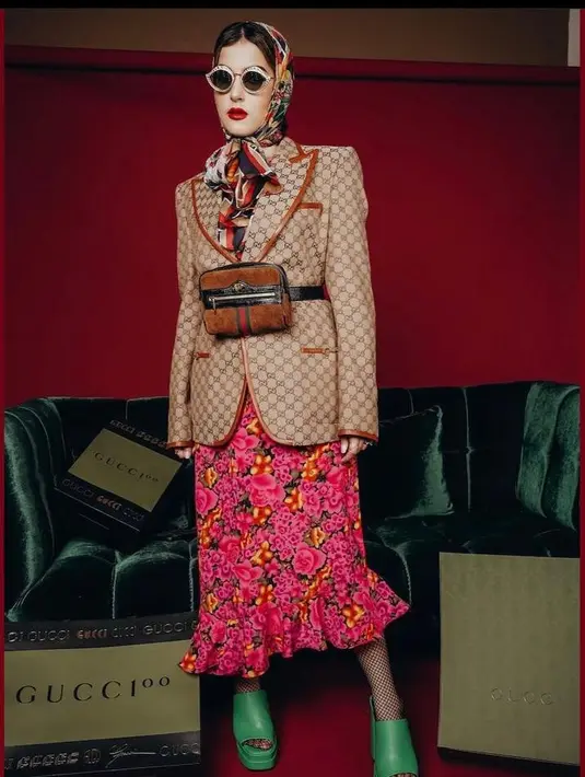 Tasya Farasya melengkapi penampilannya dengan kacamata hitam model cat eye. Gucci – Cat-Eye Sunglass with Crystals tersebut ditaksir seharga Rp12,4 juta. (Instagram/tasyafarasya).