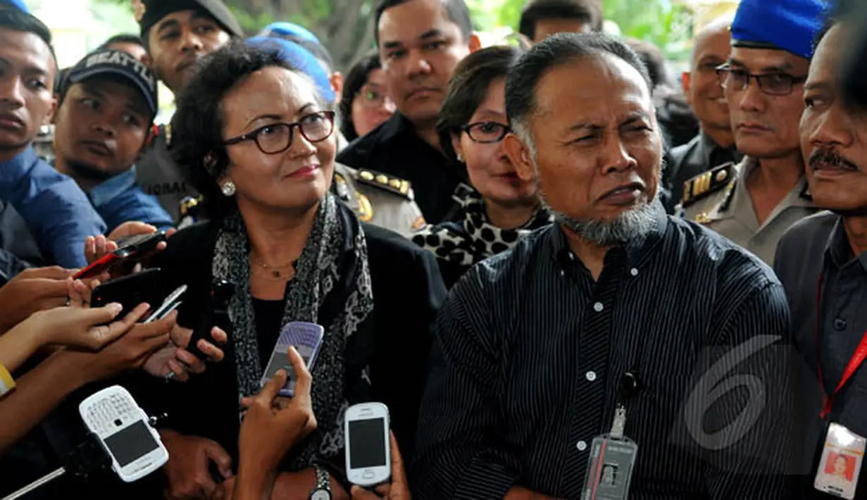 Wakil Ketua KPK, Bambang  Widjojanto menjawab pertanyaan wartawan di Bareskrim Mabes Polri, Jakarta, Selasa (3/2/2015). (Liputan6.com/Johan Tallo)