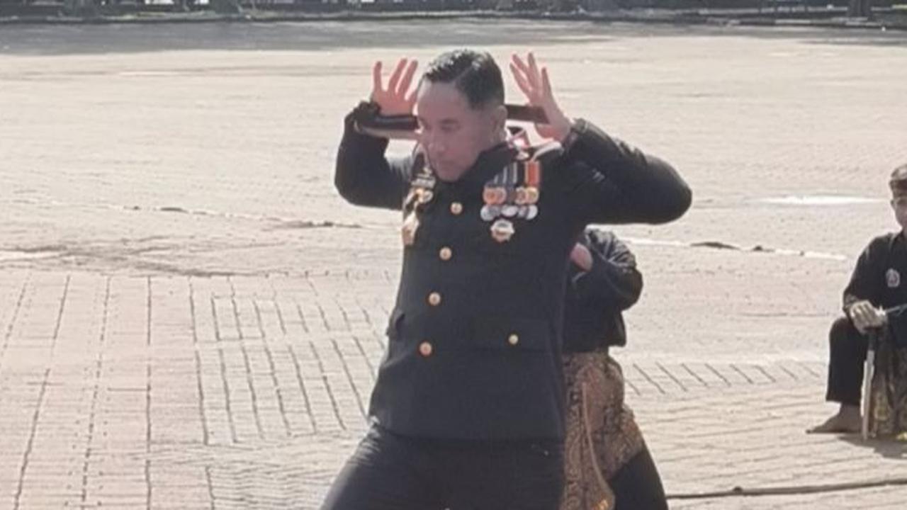 Aksi Mengerikan Kapolda Banten, Bengkokkan Golok Pakai Kepala hingga Jadi Sorotan