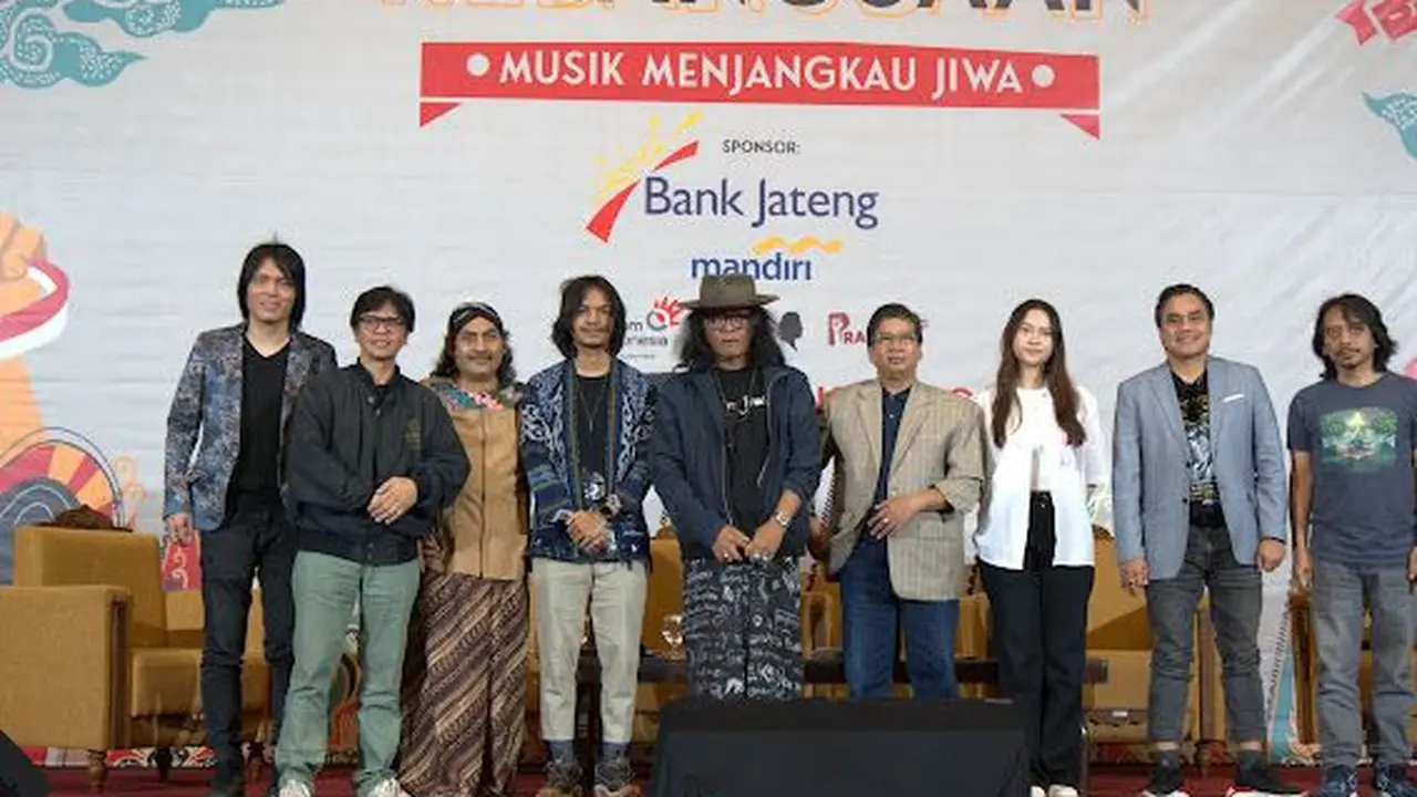 Festival Kebangsaan di Universitas Sebelas Maret Solo juga dimeriahkan banyak musisi.