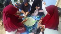 Kelompok Wanita motekar klaster usaha kerupuk Daun Bambu, di kampung Tangan-Tangan RT 02, Desa Bongas, Kecamatan Cililin, Kabupaten Bandung Barat.