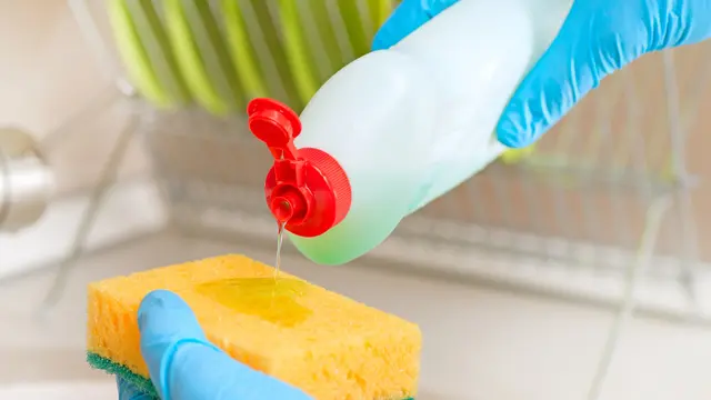 Mudah Diterapkan, Ini 5 Cara Menghilangkan Lemak Membandel Pada Peralatan Dapur Bekas Pakai