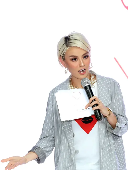 Ia mengaku, bahwa jiwa bisnis sudah mendarah daging dalam dirinya dan keluaganya. Dengan kegiatannya dalam dunia entertainment, turut membantu dalam bisnis yang digeluti. (Bambang E. Ros/Bintang.com)