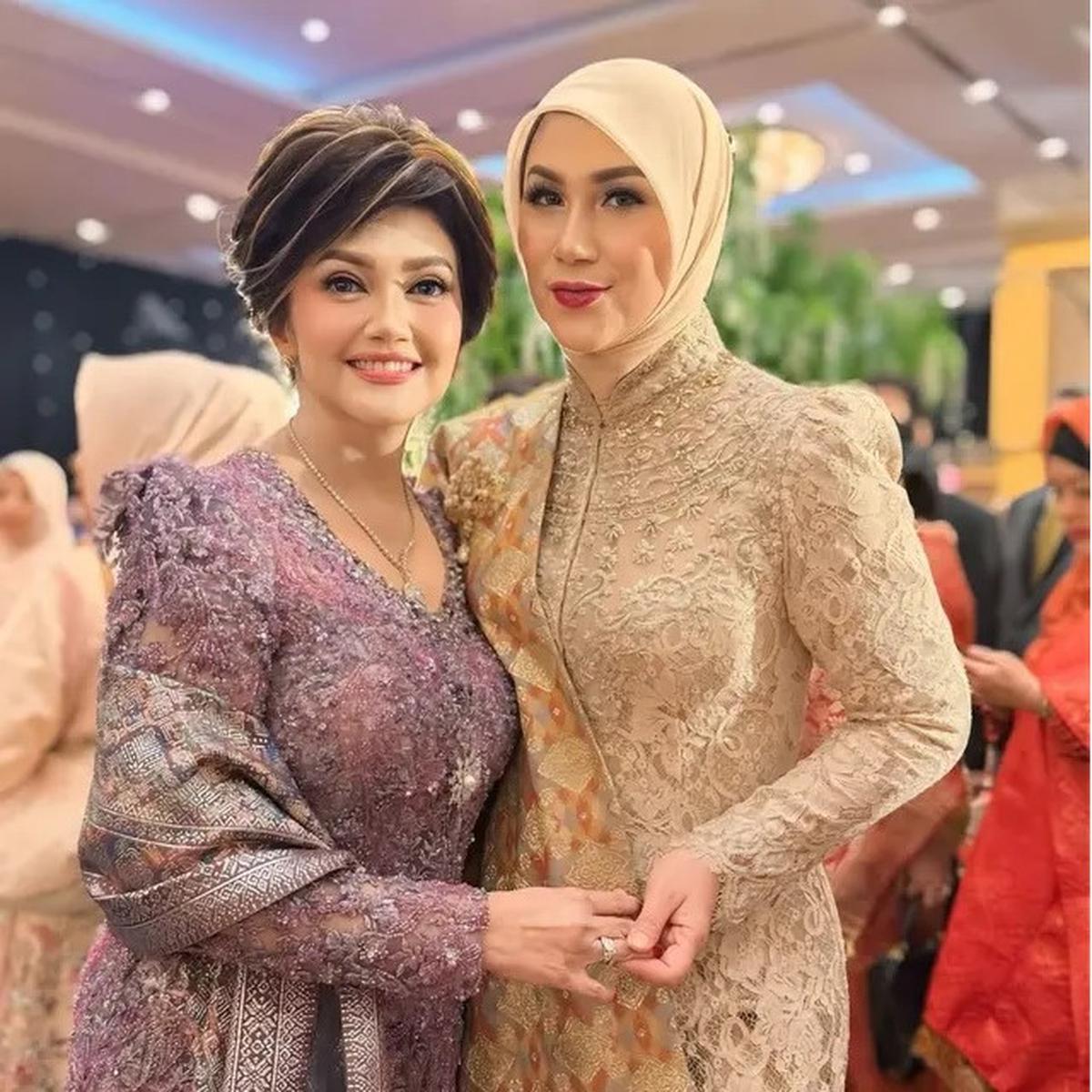 Potret Bella Saphira Berkebaya Ungu Didampingi Marini Zumarnis